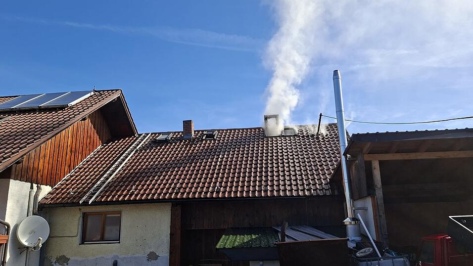 Im Obergeschoss des Hauses brach das Feuer aus. Dort wurde auch der 26-Jährige Mann gefunden. Im Obergeschoss des Hauses brach das Feuer aus. Dort wurde auch der 26-Jährige Mann gefunden.