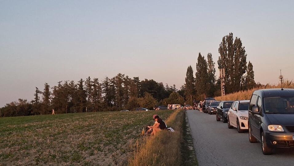 Der erhöhte Standort erwies sich als ideal, denn die Sonne stand am Abend bereits tief und drohte hinter den umliegenden Erhebungen schnell aus dem Blickfeld zu verschwinden. Der erhöhte Standort erwies sich als ideal, denn die Sonne stand am Abend bereits tief und drohte hinter den umliegenden Erhebungen schnell aus dem Blickfeld zu verschwinden.