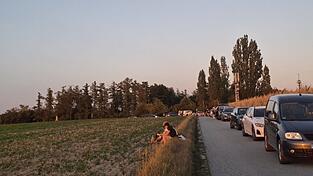 Der erhöhte Standort erwies sich als ideal, denn die Sonne stand am Abend bereits tief und drohte hinter den umliegenden Erhebungen schnell aus dem Blickfeld zu verschwinden. Der erhöhte Standort erwies sich als ideal, denn die Sonne stand am Abend bereits tief und drohte hinter den umliegenden Erhebungen schnell aus dem Blickfeld zu verschwinden.