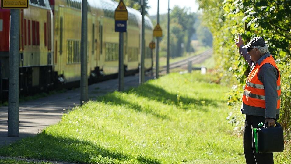 Viele kennen den engagierten Bürger: Bei seiner ehrenamtlichen Arbeit winkt der 70-Jährige den einfahrenden Zügen zu. Viele kennen den engagierten Bürger: Bei seiner ehrenamtlichen Arbeit winkt der 70-Jährige den einfahrenden Zügen zu.
