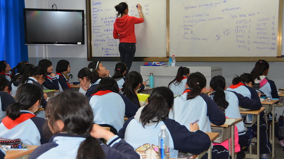 Von einer deutschen Schule in ein M&auml;dchengymnasium in Shanghai: Stefanie Maier fiel neben den Schuluniformen nicht nur wegen ihrer normalen Kleidung auf. Die chinesischen M&auml;dchen wollten unbedingt mehr &uuml;ber Deutschland wissen. In der Mittagspause gab Stefanie deshalb sogar etwas Deutschunterricht.