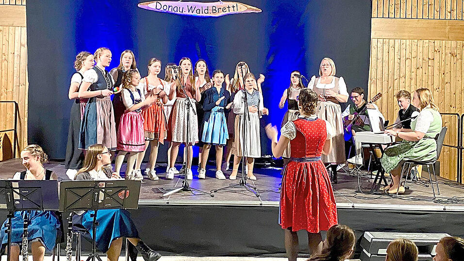 Der Jugendchor aus Wiesent unter der Leitung von Maria Ketterl, Marion und Antonia Stojetz. Der Jugendchor aus Wiesent unter der Leitung von Maria Ketterl, Marion und Antonia Stojetz.