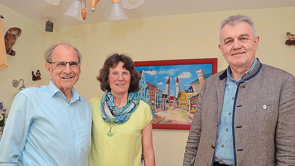 Das Moosburg-Gem&auml;lde von Klaus Schabert musste beim Foto mit Martin und Ulrike Schwaiger und Gratulant B&uuml;rgermeister Josef Dollinger (von links) mit drauf.
