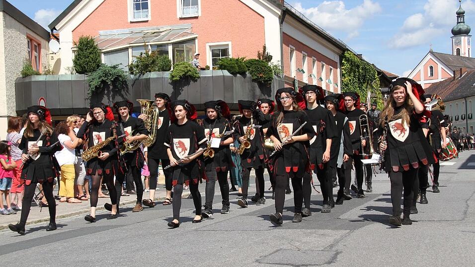 Die schönsten Augenblicke des historischen Drachenstich-Festzuges 2016. Die schönsten Augenblicke des historischen Drachenstich-Festzuges 2016.