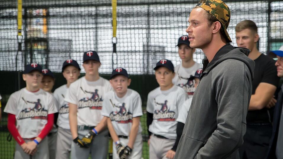 Baseball-Superstar Max Kepler war am Samstag zu Gast in Regensburg. Baseball-Superstar Max Kepler war am Samstag zu Gast in Regensburg.