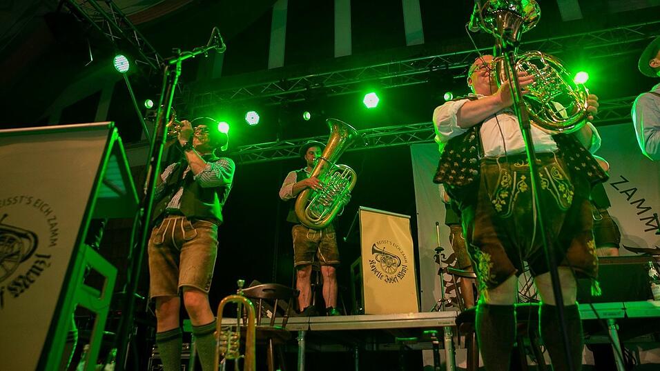 Am Dienstag spielte der Menzl im Festzelt Weckmann auf. Diese Blasmusikfreunde waren mit dabei.