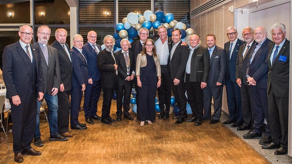 Zahlreiche Ehreng&auml;ste, darunter einige Pr&auml;sidenten benachbarter Clubs und nat&uuml;rlich auch ehemalige und aktuelle Governor, gratulieren der aktuellen Pr&auml;sidentin Susanne Melichar.