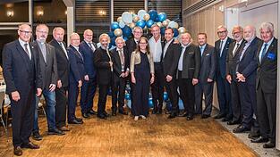 Zahlreiche Ehrengäste, darunter einige Präsidenten benachbarter Clubs und natürlich auch ehemalige und aktuelle Governor, gratulieren der aktuellen Präsidentin Susanne Melichar.