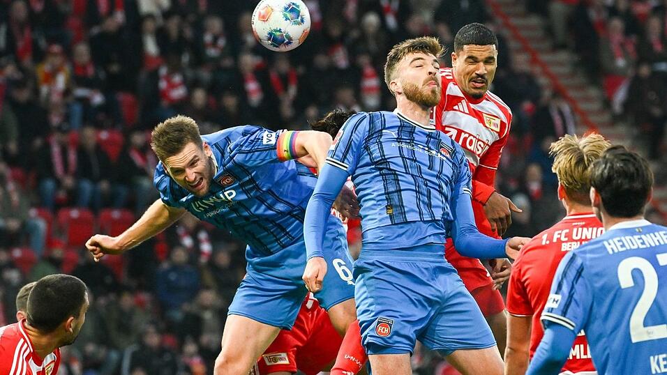 Kampf prägte die Partie. Heidenheims Marvin Pieringer (l) und Niklas Dorsch stoppen Unions Danilho Doekhi.