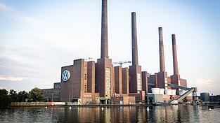 Bei VW in Wolfsburg wird über neue Sparpläne gestritten. (Archivbild) Bei VW in Wolfsburg wird über neue Sparpläne gestritten. (Archivbild)