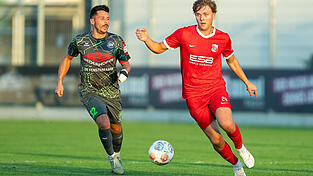 Torjäger Markus Gallmaier vom SV Schalding-Heining (links) bekam die Abgeklärtheit des jungen Hankofener Abwehrexperten Alexander Nittnaus jüngst im direkten Duell am eigenen Leib zu spüren. Torjäger Markus Gallmaier vom SV Schalding-Heining (links) bekam die Abgeklärtheit des jungen Hankofener Abwehrexperten Alexander Nittnaus jüngst im direkten Duell am eigenen Leib zu spüren.