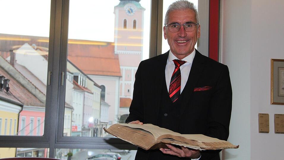 Walter Strohmaier, Vorstandsvorsitzender der Sparkasse Niederbayern-Mitte und Bundesobmann der deutschen Sparkassen, zeigt das erste Kassenbuch der Landauer Sparkasse aus dem Jahr 1840. Walter Strohmaier, Vorstandsvorsitzender der Sparkasse Niederbayern-Mitte und Bundesobmann der deutschen Sparkassen, zeigt das erste Kassenbuch der Landauer Sparkasse aus dem Jahr 1840.