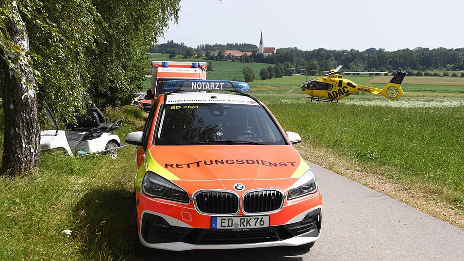 Bei Dorfen sind Jugendliche mit einem Golfwagen verunfallt.