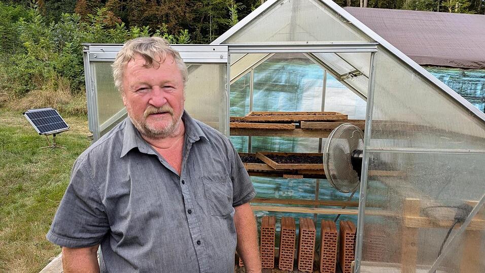 Neu-Rentner und Solar-Tüftler Josef Ehehalt aus Ettersdorf bei Wiesent will mit dem Dörrhaus nicht nur seinen Eigenbedarf decken, er will auch für mehr Nachhaltigkeit im Haushalt werben. Neu-Rentner und Solar-Tüftler Josef Ehehalt aus Ettersdorf bei Wiesent will mit dem Dörrhaus nicht nur seinen Eigenbedarf decken, er will auch für mehr Nachhaltigkeit im Haushalt werben.
