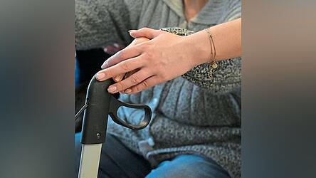 Die Angeklagte gibt an, sich ursprünglich als Pflegeersatz um die Eltern gekümmert zu haben. Es sei ein einvernehmliches verbales Abkommen gewesen, dass sie dafür finanzielle Unterstützung erhält. Die Angeklagte gibt an, sich ursprünglich als Pflegeersatz um die Eltern gekümmert zu haben. Es sei ein einvernehmliches verbales Abkommen gewesen, dass sie dafür finanzielle Unterstützung erhält.