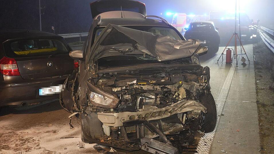 Dreizehn Menschen sind bei dem Unfall auf der spiegelglatten Fahrbahn verletzt worden.