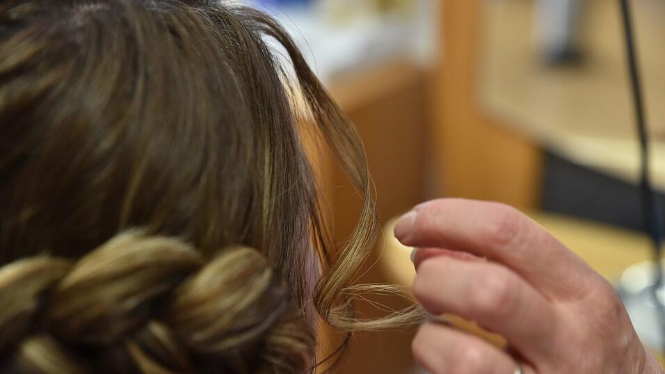 Einzelne Strähnen, die nicht mit in den Zopf geflochten wurden, nun mit einem Glätteisen oder Lockenstab curlen. Einzelne Strähnen, die nicht mit in den Zopf geflochten wurden, nun mit einem Glätteisen oder Lockenstab curlen.