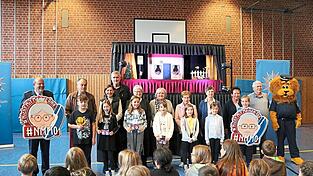 Großeltern, Kinder und Polizei vereint gegen Trickbetrüger. Großeltern, Kinder und Polizei vereint gegen Trickbetrüger.