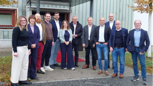 Ministeriumsvertreter und weitere an der Studie beteiligte Fachleute zusammen mit Florian Kindzorra (Flugplatz Straubing-Wallmühle, 5.v.l.), Landrat Josef Laumer (7.v.l.) und Andreas Löffert vom Zweckverband Hafen Straubing-Sand (2.v.r.). Ministeriumsvertreter und weitere an der Studie beteiligte Fachleute zusammen mit Florian Kindzorra (Flugplatz Straubing-Wallmühle, 5.v.l.), Landrat Josef Laumer (7.v.l.) und Andreas Löffert vom Zweckverband Hafen Straubing-Sand (2.v.r.).