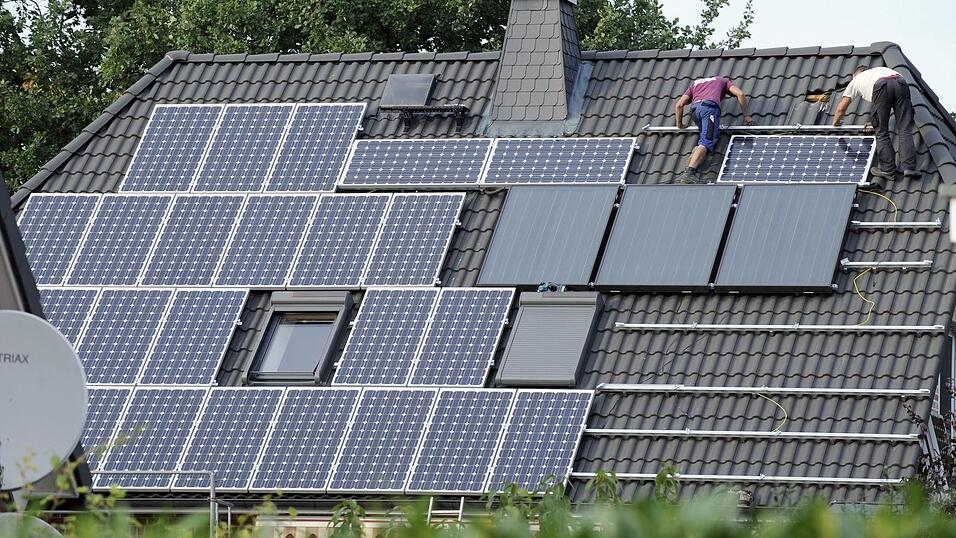 2025 sind nur noch etwas mehr als halb so viele neue Photovoltaikanlagen auf D&auml;chern installiert worden, wie 2023. (Symbolbild)