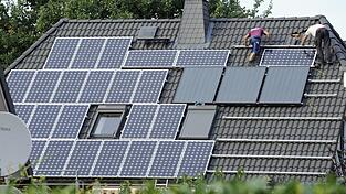 2025 sind nur noch etwas mehr als halb so viele neue Photovoltaikanlagen auf Dächern installiert worden, wie 2023. (Symbolbild) 2025 sind nur noch etwas mehr als halb so viele neue Photovoltaikanlagen auf Dächern installiert worden, wie 2023. (Symbolbild)
