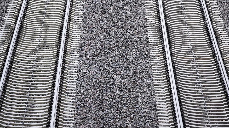 Für die Nutzung der Schieneninfrastruktur müssen Verkehrsunternehmen Geld an die DB InfraGo zahlen. (Archivbild) Für die Nutzung der Schieneninfrastruktur müssen Verkehrsunternehmen Geld an die DB InfraGo zahlen. (Archivbild)