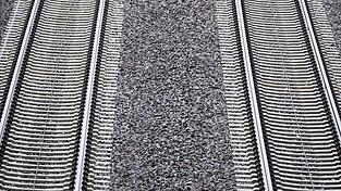 Für die Nutzung der Schieneninfrastruktur müssen Verkehrsunternehmen Geld an die DB InfraGo zahlen. (Archivbild) Für die Nutzung der Schieneninfrastruktur müssen Verkehrsunternehmen Geld an die DB InfraGo zahlen. (Archivbild)