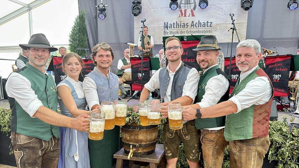Ein Bild, das es so (fast) auch 2027 geben wird: Festwirt Michael Mühlbauer zusammen mit dem Ritterpaar Julia Baumann und Max Wild sowie Brauer Andreas Mayer, Festwirt Markus Späth und Bürgermeister Sandro Bauer (von links) nach dem Anzapfen. Nun steht fest, dass sich nur das Ritterpaar in diesem Gruppenbild ändert. Ein Bild, das es so (fast) auch 2027 geben wird: Festwirt Michael Mühlbauer zusammen mit dem Ritterpaar Julia Baumann und Max Wild sowie Brauer Andreas Mayer, Festwirt Markus Späth und Bürgermeister Sandro Bauer (von links) nach dem Anzapfen. Nun steht fest, dass sich nur das Ritterpaar in diesem Gruppenbild ändert.