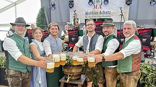 Ein Bild, das es so (fast) auch 2027 geben wird: Festwirt Michael Mühlbauer zusammen mit dem Ritterpaar Julia Baumann und Max Wild sowie Brauer Andreas Mayer, Festwirt Markus Späth und Bürgermeister Sandro Bauer (von links) nach dem Anzapfen. Nun steht fest, dass sich nur das Ritterpaar in diesem Gruppenbild ändert. Ein Bild, das es so (fast) auch 2027 geben wird: Festwirt Michael Mühlbauer zusammen mit dem Ritterpaar Julia Baumann und Max Wild sowie Brauer Andreas Mayer, Festwirt Markus Späth und Bürgermeister Sandro Bauer (von links) nach dem Anzapfen. Nun steht fest, dass sich nur das Ritterpaar in diesem Gruppenbild ändert.