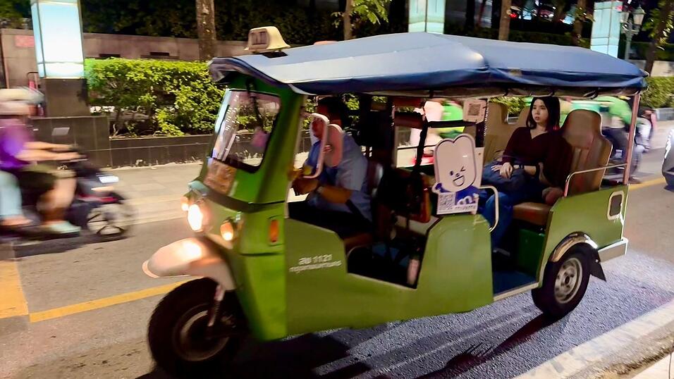 Immer mehr moderne Elektro-Tuk-Tuks fahren durch die Stadt. Immer mehr moderne Elektro-Tuk-Tuks fahren durch die Stadt.