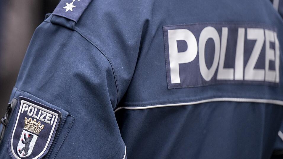 Wegen verbaler Drohungen wurde das Anwesen zunächst umstellt und Spezialkräfte hinzugezogen. Wegen verbaler Drohungen wurde das Anwesen zunächst umstellt und Spezialkräfte hinzugezogen.