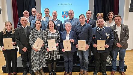 Die mit der Ehrennadel für ehrenamtliches Engagement Ausgezeichneten mit den Gratulanten. Die mit der Ehrennadel für ehrenamtliches Engagement Ausgezeichneten mit den Gratulanten.