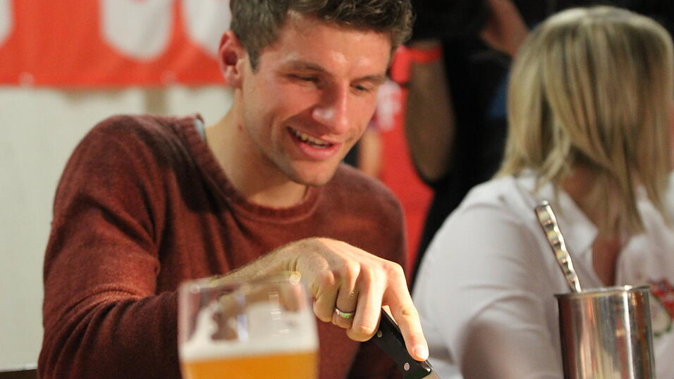 Thomas Müller besuchte am Sonntagnachmittag den 'FC Bayern-Fanclub Straubing '93'. (Foto: Fabian Roßmann) Thomas Müller besuchte am Sonntagnachmittag den 'FC Bayern-Fanclub Straubing '93'. (Foto: Fabian Roßmann)