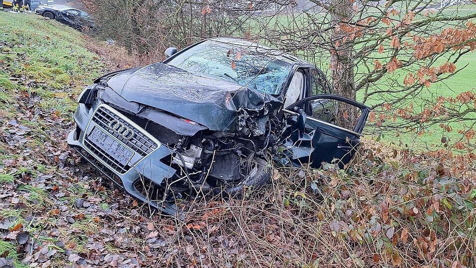 Beim Unfall auf der B 85 waren vier Fahrzeuge beteiligt. Fünf Personen wurden leicht verletzt. Beim Unfall auf der B 85 waren vier Fahrzeuge beteiligt. Fünf Personen wurden leicht verletzt.