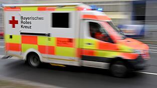 Einer der Arbeiter kam schwer verletzt in ein Krankenhaus. (Symbolbild)