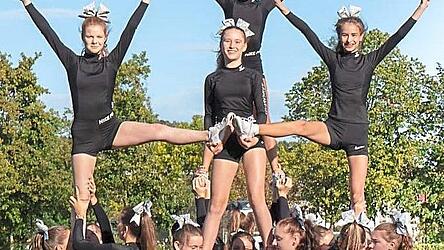 Das Cheerleader-Team der Cham Raiders pr&auml;sentiert sich im Chamer Stadion.