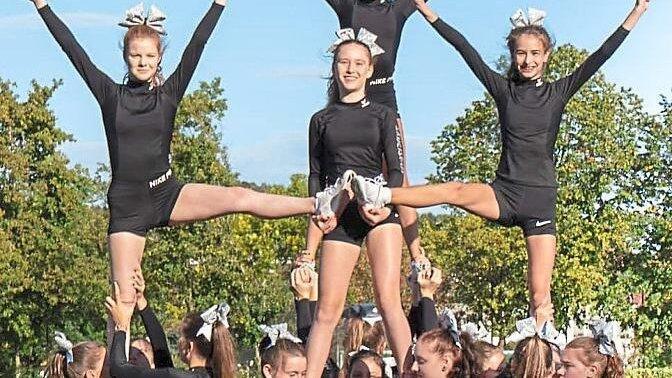 Das Cheerleader-Team der Cham Raiders pr&auml;sentiert sich im Chamer Stadion.