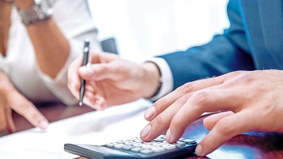 Raus aus der Schuldenfalle: Der einzige Ausweg ist dabei oftmals die Privatinsolvenz. Es gibt viele Beratungsstellen in ganz Deutschland, die Überschuldete kostenlos betreuen. Die Profis brauchen dafür einen genauen Überblick über die finanziellen Verhältnisse. Raus aus der Schuldenfalle: Der einzige Ausweg ist dabei oftmals die Privatinsolvenz. Es gibt viele Beratungsstellen in ganz Deutschland, die Überschuldete kostenlos betreuen. Die Profis brauchen dafür einen genauen Überblick über die finanziellen Verhältnisse.