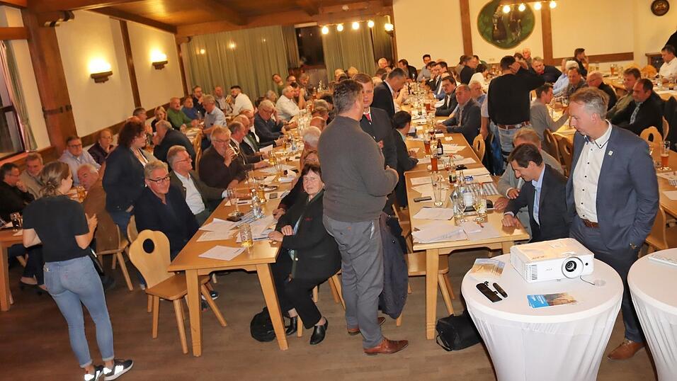 Volles Haus im Kolpingsaal: 116 CSU-Mitglieder stimmten darüber ab, welche 72 Delegierte am 14. Oktober den Landtags- und Bezirkstags Kandidaten mitbestimmen dürfen. Volles Haus im Kolpingsaal: 116 CSU-Mitglieder stimmten darüber ab, welche 72 Delegierte am 14. Oktober den Landtags- und Bezirkstags Kandidaten mitbestimmen dürfen.