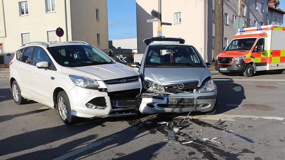 Im Kreuzungsbereich kam es zur Kollision der beiden Fahrzeuge.