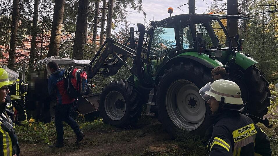 Unter diesen Traktor gelang der Mann aus bisher ungeklärten Gründen. 