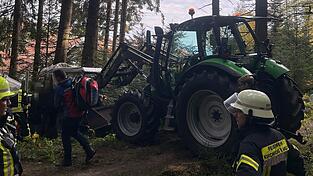 Unter diesen Traktor gelang der Mann aus bisher ungeklärten Gründen. 
