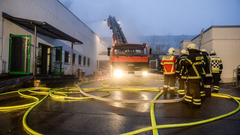 Beim Brand in einer Schlachtanlage bei Bogen ist ein zweistelliger Millionenschaden entstanden. Foto: Armin Weigel/dpa