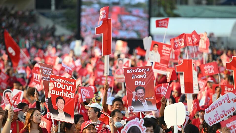 Die Pheu Thai ist eine der gr&ouml;&szlig;ten Parteien in Thailand.