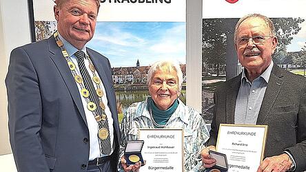 B&uuml;rgermeister Harald Stadler verlieh an Ingetraud M&uuml;hlbauer und an Richard Irro (von links) die B&uuml;rgermedaille samt Ernennungsurkunde.