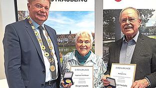 B&uuml;rgermeister Harald Stadler verlieh an Ingetraud M&uuml;hlbauer und an Richard Irro (von links) die B&uuml;rgermedaille samt Ernennungsurkunde.
