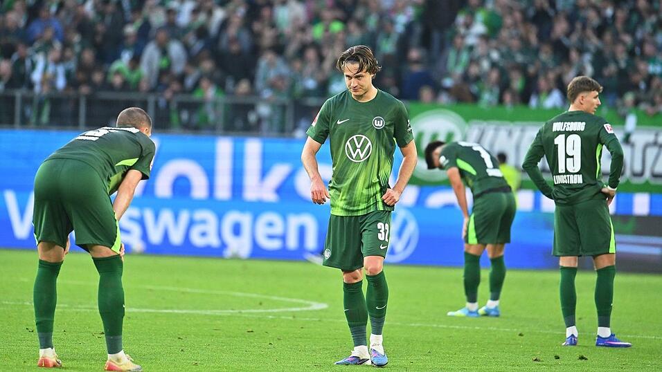 Die Spieler des VfL Wolfsburg nach der Niederlage gegen Bayern M&uuml;nchen.