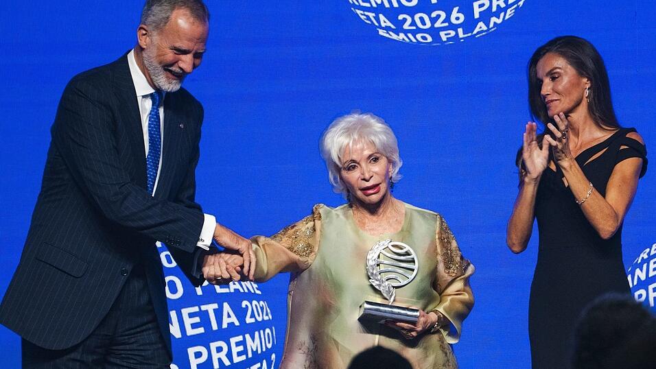 Spaniens K&ouml;nig Felipe VI. und K&ouml;nigin Letizia gratulieren Allende in Barcelona.