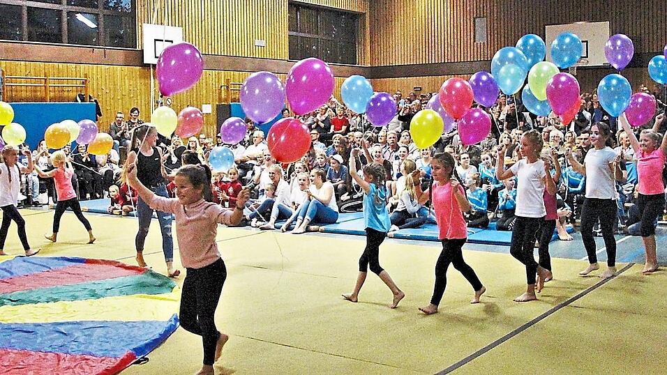 Die jüngsten Turner zogen mit Luftballons ein und eröffneten die große Tanzgala mit über 300 Zuschauern. Die jüngsten Turner zogen mit Luftballons ein und eröffneten die große Tanzgala mit über 300 Zuschauern.