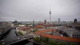 Das Bundesverfassungsgericht erkl&auml;rte den seit Februar 2020 geltenden, in Deutschland einmaligen Mietendeckel mit einem am Donnerstag ver&ouml;ffentlichtem Beschluss f&uuml;r nichtig.